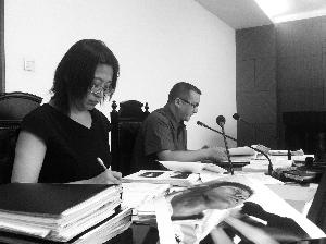 昨天,死者马跃的母亲孟朝红在法庭上提出了11个问题,质疑监控视频鉴定结论。晨报记者 郝笑天/摄