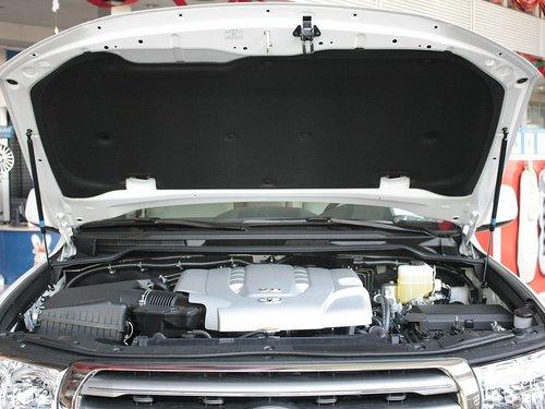 一汽丰田 兰德酷路泽 4.7 AT 发动机局部特写