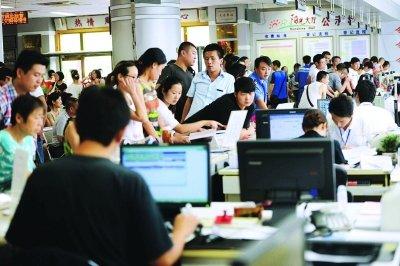 青岛楼市“日光盘”频现 房产交易大厅爆棚