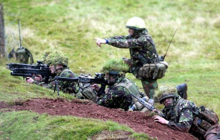 英国两士兵因高温超强度训练死亡 2013年7月13日,两名英国地方自卫队成员在参加英国空军特种部队选拔的过程中,因气温炎热、训练强度过大而死亡。目前,英国国防部正在配合当地警方进行相关调查。此次选拔训练在海拔2900英尺(约884米)的布雷肯?比肯斯山区进行。约100名英国地方自卫队成员参加了此次选拔。选拔项目对身体条件的考验极为严苛,包括身着盔甲,携带超过100磅重的武器、弹药、战争设备进行长跑等。但是,由于当天是一年中最热的一天,当气温升至30摄氏度以上时,就有6名士兵因中暑陆续晕倒,被送往医院,其中2人死亡,另有1人伤情严重,目前仍在医院就诊。13日晚,当地警方与国防部一起调查了这起事件。一位军队负责人说:“士兵们太渴望证明他们有资格加入英国空军特种部队,训练的负责人又太过于严苛。我们将严格调查这一事故,因为从表面看,这些士兵好像是在向死亡进军。我们需要做更多的事情来保证类似悲剧不会再次发生。”国防部负责人说:“在这场训练中,军人们向沉重的训练屈服了。我们在今后的训练中,必须在极端训练环境和合理安全保护两方面达到平衡。”军队官方网站对这一事件报道说:“高强度、轻任务的战事训练是为了战士们以后能应对各种战事而做的必要准备。常规战争,边境暴乱,安全部门重组,维和运动或者内战,都需要这些战士。这样的训练最大程度地模拟了战场实况,为高效作战提供了有力保证。”