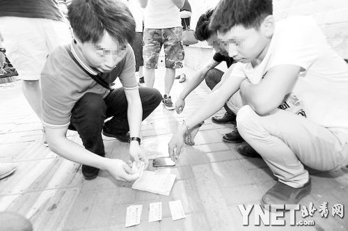 号贩子在医院门口倒号摄影/本报记者 汪震龙