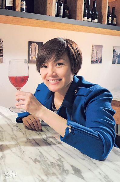 何韵诗自曝20岁初恋 透露40岁前生小朋友