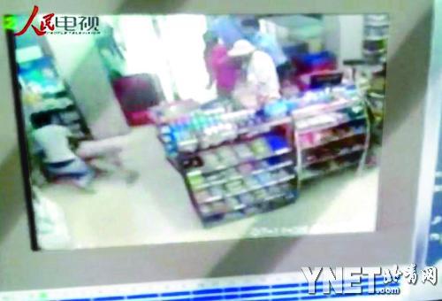 ����ͽ�̵�Ů����������վ�ڲ�Զ�� ����