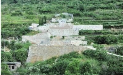 涟源湄江国家地质公园内,“城堡”式豪华墓耸立于半山腰。 三湘华声全媒体记者 戴鹏 摄