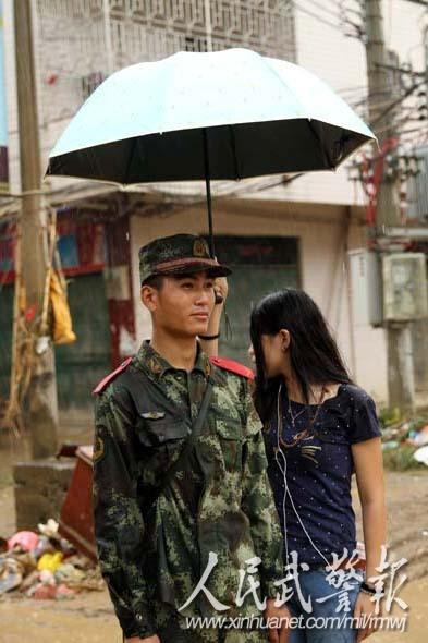 广东清远武警冒雨救灾 女孩帮撑伞感动网友(图)