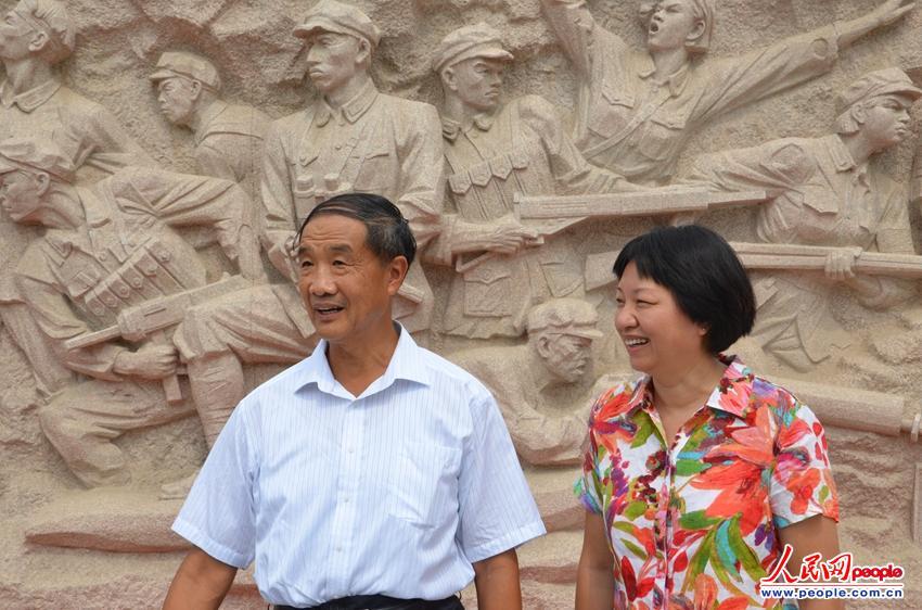 徐向前元帅之子徐小岩将军和王树声大将之女王宇红为雕塑《浴血祁连》揭幕,并为官兵们讲述西路军的故事 王飞 摄