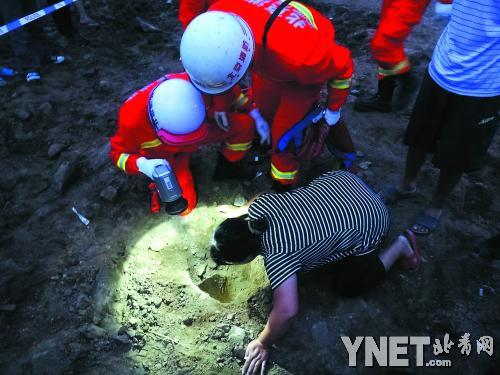 妈妈趴在井边和孩子说话