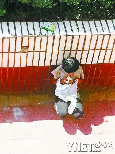 �������ڳԺ����ھ������ϴ�װ��͵͵�Ź�ȥ��ʳ���ھӹ�ͼ