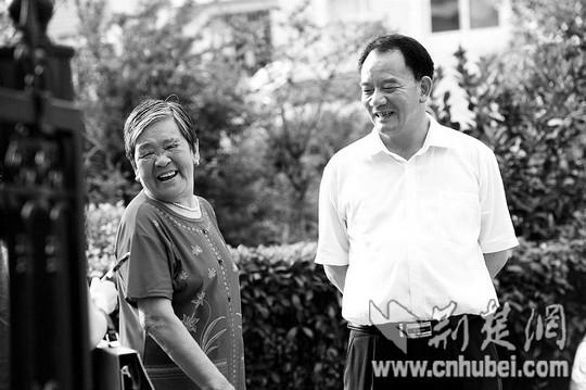 图为:星光村党委书记左少平(右)和村民交谈