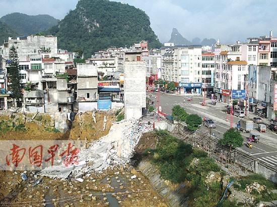 德保“楼歪歪”倒塌了 开发商不规范施工动了地基