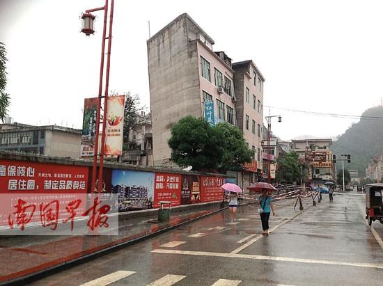 德保“楼歪歪”倒塌了 开发商不规范施工动了地基