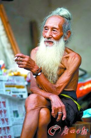 93岁老人偶成广美"名模" 画中新生蜗居大学城