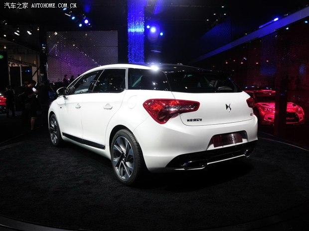 国产版车型车型尾灯加入了led光源,尾部还加入了"长安谛艾仕"与"ds5"