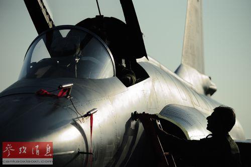 资料图片:2012年11月10日,巴基斯坦飞行表演队在中国珠海参见第九届中国国际航空航天博览会。图为当日,巴基斯坦空军人员在为准备进行飞行训练的“枭龙”战机做准备。新华社记者杨光摄