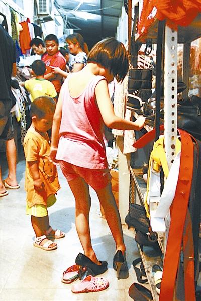 财经中心 财经频道  一辆满载日常用品的三轮摩托车开进北京皮村社区