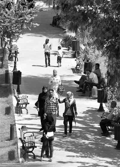 9��5�գ��������׶�����ʿ������ڽ�ͷ��һ����԰��ɢ����