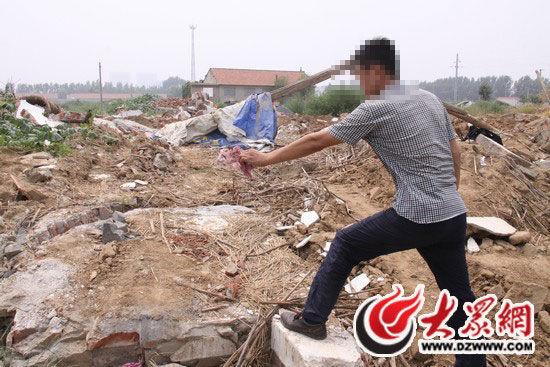 粉红色的纸就是当时张朋珂挂在郭晓刚身上并浇汽油的卫生纸。(李兆辉 摄)