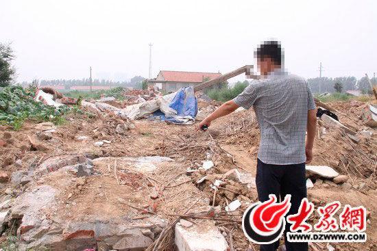 事发现场仍可见挖掘机留下的车辙印。(李兆辉 摄)