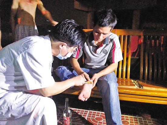 佛山中山医院医生为流浪哥阿丰擦药酒