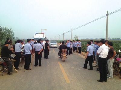 案发现场公安村民联合搜捕恶犬。京华时报记者赵思衡摄/视频 登录手机应用平台,免费下载并使用“云拍”,拍摄图片观看原创视频。