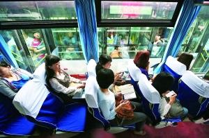 乘客乘坐管庄远洋一方小区至国贸方向的定制公交商务班车。新华社发