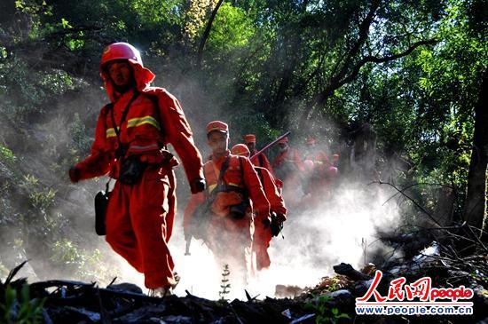 今年4月22日,四川西昌市洛古波乡发生森林火灾,森林卫士昼夜奋战后,凯旋时的一个情景。