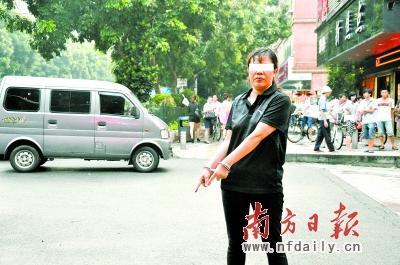 图为一犯罪嫌疑人在指认现场.陈志强 摄