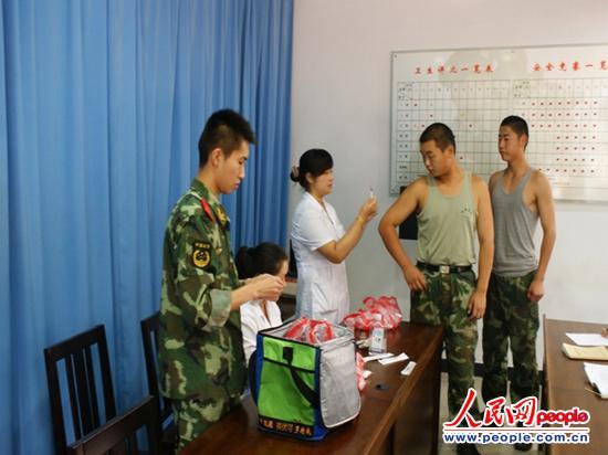 医务人员对边检官兵进行疫苗接种