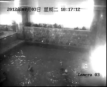 小玉(圈中左下)在戴着游泳圈的小薇身边。监控视频截图