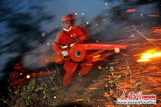 今年2月17日,四川德昌阿七乡发生森林大火大火。大火欲“袭击”村庄,参战官兵与火魔展开零距离“厮杀”,此次奋战保住了村庄。