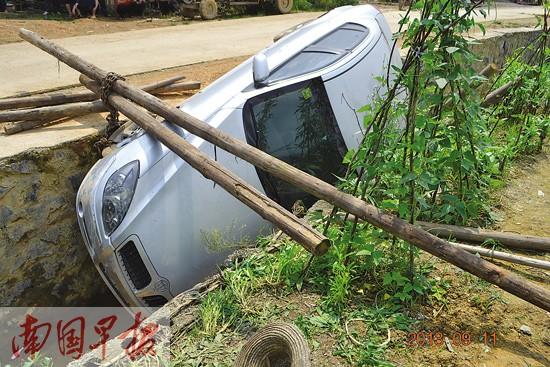 С�����³�������ͷ�赲������ˮ������ �·�����