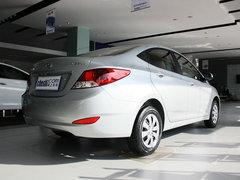 北京现代 三厢 1.4L 手动 车辆右侧尾部视角