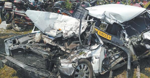 安徽歙县发生特大车祸 教练车撞货车致5死2伤(图)