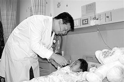 政委杨斌带领医疗队进行技术帮带院长任家顺带领医疗队为老红军查体送