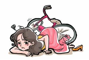 女学生长裙卷进车轮摔成骨折 民警划破裙子施救