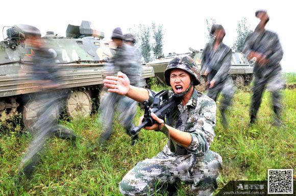 厥炯霞正在指挥战斗小组冲锋。(刘小亮 摄)