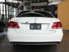 北京奔驰 E260L 车辆正后方尾部视角