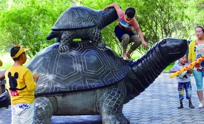 昨日傍晚,庆丰公园里,一场婚礼过后留下一地的垃圾.