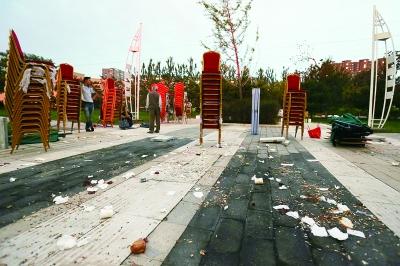 昨日傍晚,庆丰公园里,一场婚礼过后留下一地的垃圾.