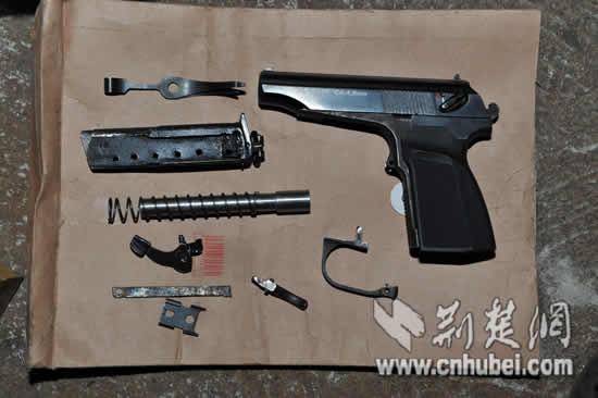 武汉男子"闭门造枪" 细心民警机智擒嫌犯(图)