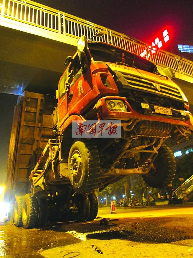 社会新闻  9月21日晚10时30分,南宁市邕武路狮山公园附近发生一起事故