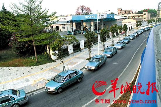 ��ݸ�г��⳵���ʹ����Ȼ����ÿ������ǰ�󣬸�����վ��������