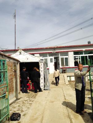 死者家属在院内搭设了灵棚-华商晨报华商响网记者王舜天摄