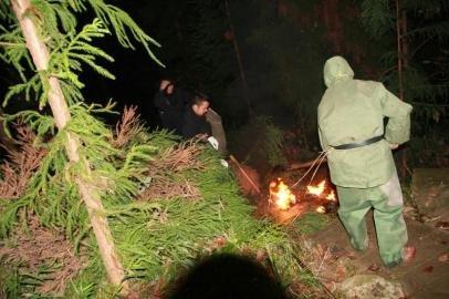 7��Ů���ڷ�ѧ·�ϱ�����Ϯ������(ͼ)