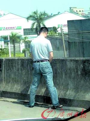 广东多条高速出现拥堵 部分乘客直接在路边撒尿