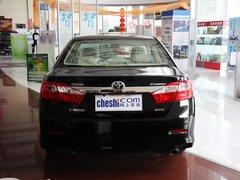 广汽丰田 凯美瑞 2.0L AT 车辆正后方尾部视角