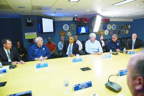 奥巴马7日呼吁国会尽快提高债务上限以避免违约风险。图为奥巴马(中)在联邦紧急措施署讲话。