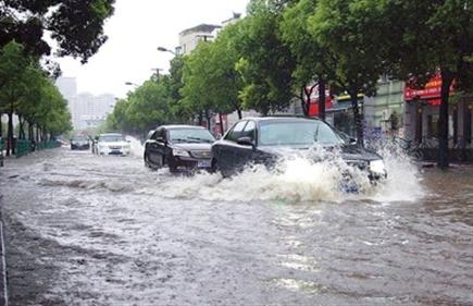 ��ͼ�����죬��ڱ�ɽ���紦ĳ��·��ˮ���أ�����������ˮǰ�С� �������� Ҷ������