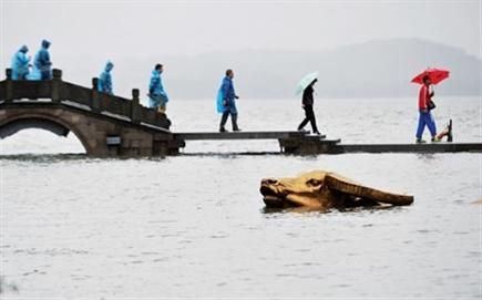 ��ͼ���������ձ��꣬���캼������ˮλ�ѳ���7.45�׾����ߣ���ˮ�ദ�������̣�������ʷ�Ϻ�����������ˮ�������ǵ�����ˮ�Ѿ���������ӿ���ŵĽ�ţ����ţֻ¶��ţͷ���������� �»��緢