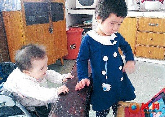 妮妮(右)很喜欢和妹妹一起看动画片